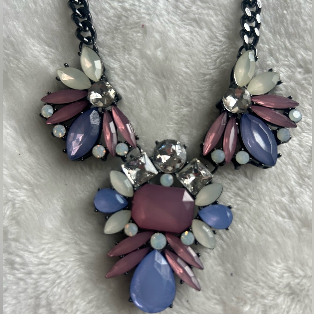 Women’s fashion statement necklace